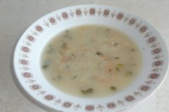 Chlebová polévka k projektu "Recepty našich babiček" - autorka paní Ivana Kabelová. Děkujeme